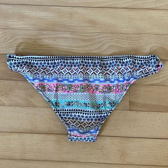 Victoria’s Secret Swim bottom, never worn - Picture 2 of 3